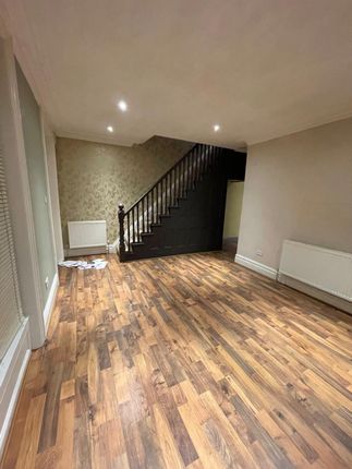 572, Wakefield Road photo 3