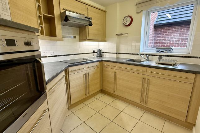 15, Cherrett Court, Ringwood Road, Ferndown photo 4