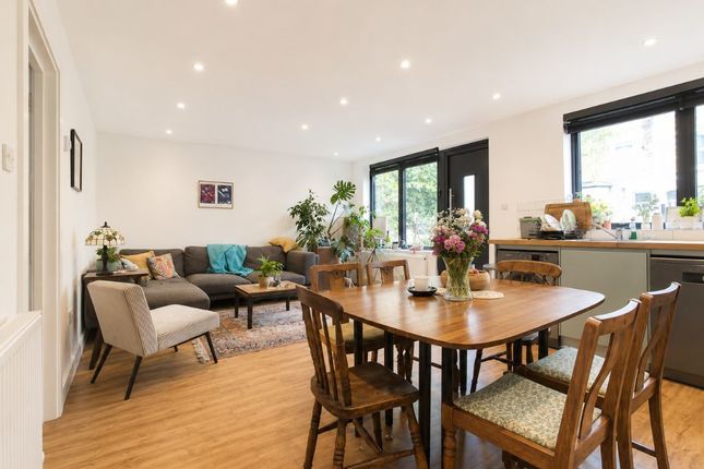 17, Lilian Close, London photo 2