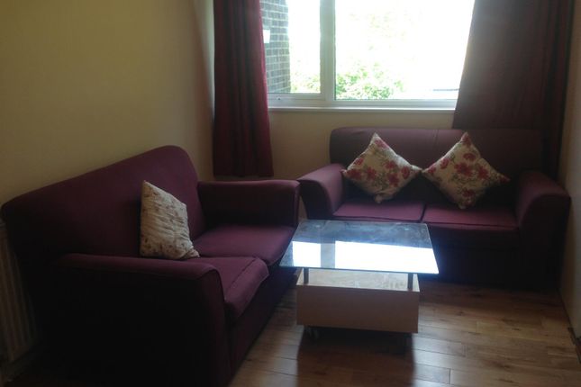 Beaulieu Close, London photo 2
