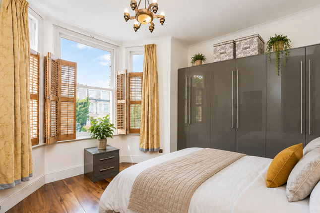 Flat B@25 Boscombe Road, London photo 3