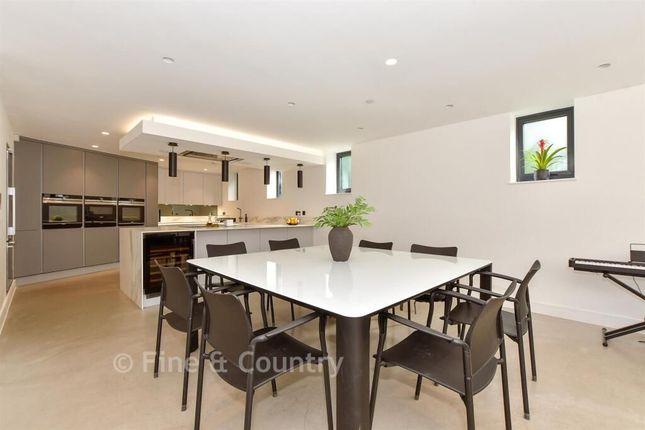 Nouvelle, New Road, Lambourne End photo 4