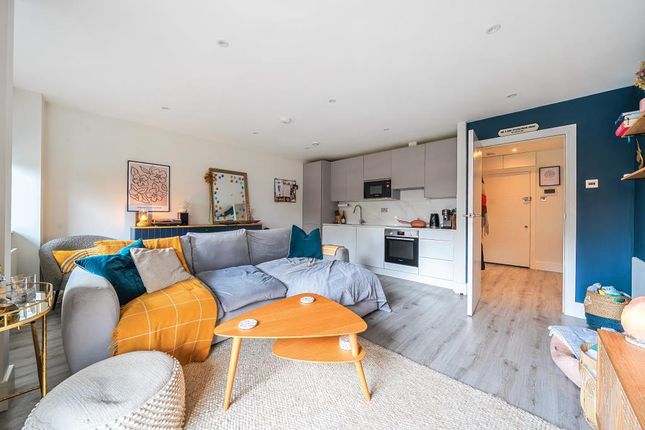FLAT 3 NEW BARN, Calcot, Reading, Reading photo 3