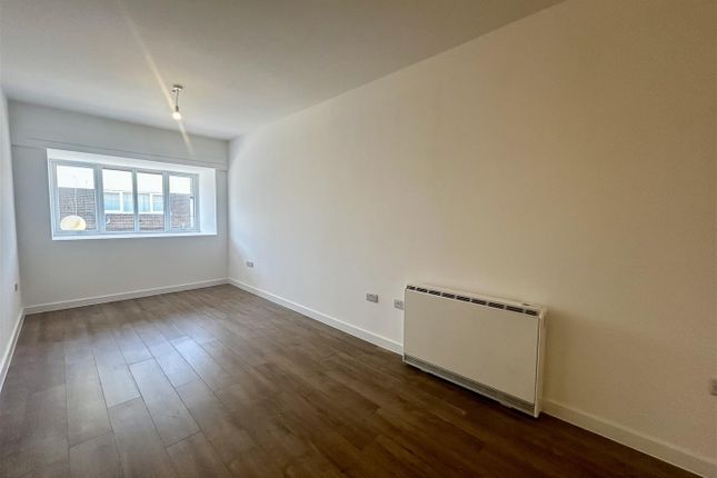 Flat 3, 8A, Wesley Buildings, Woodstock Way, Caldicot photo 5
