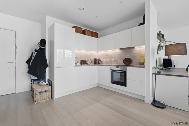 221 Banyan Court, 2 Regalia Close, Greater London photo 4