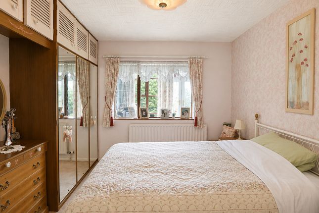 16, Merlin Gardens, Romford photo 4