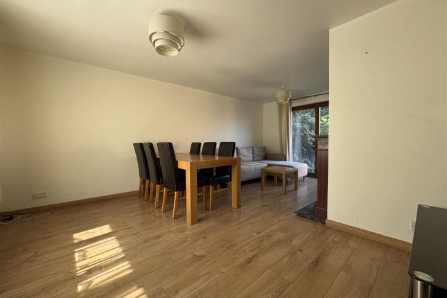 240, Shaftesbury Avenue, Swindon photo 2