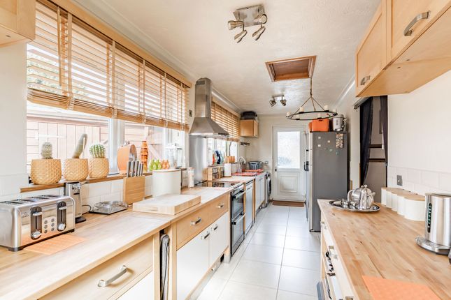 5 Meadow Close, Great Yarmouth photo 4