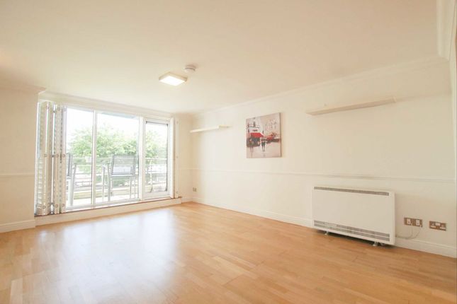 Flat to rent in Glaisher Street, London