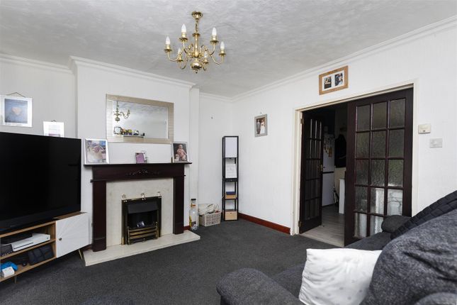 4, Norman Avenue, Elland photo 3