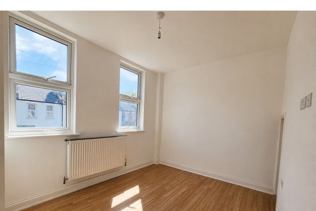 43, Myrtle Road, Hounslow photo 2