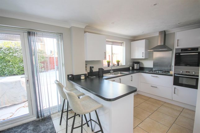 14, Charlbury Close, Wellingborough photo 2