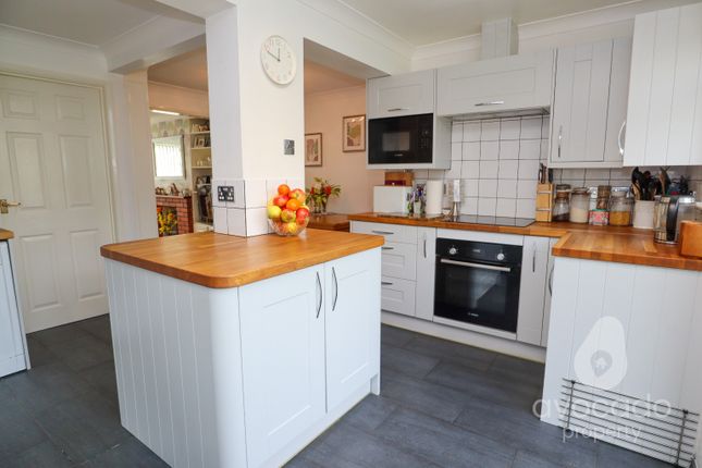 14 Bonners Close, Woking, Surrey photo 3