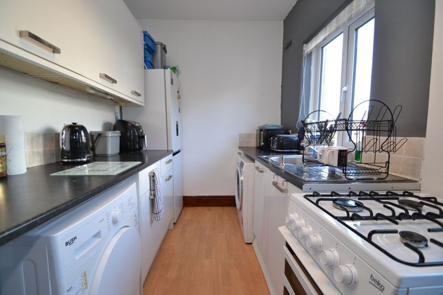 11 Lynfield Mount, Windhill photo 4