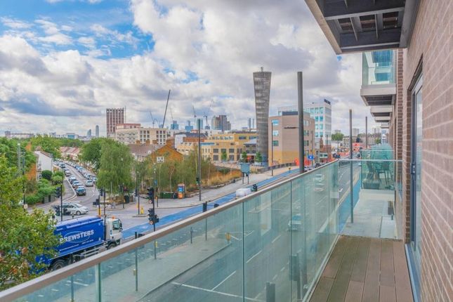 6 River Heights, London photo 3