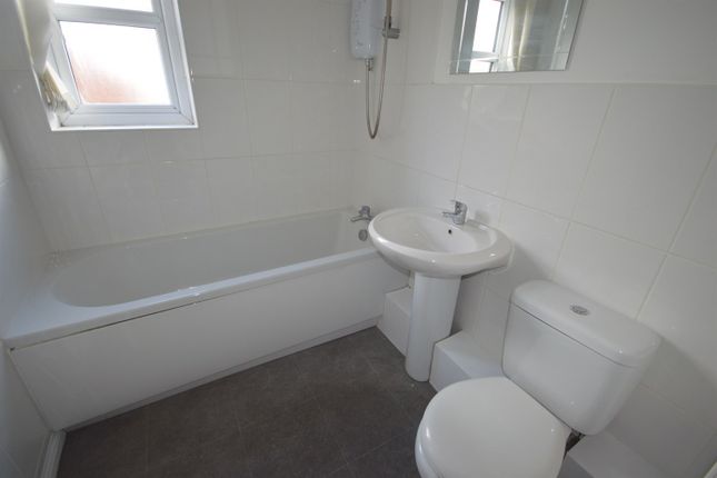 Flat to rent in Green Lane, Sale