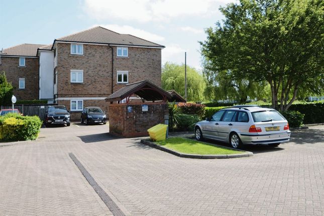 Flat for sale in Moat View Court, Bushey