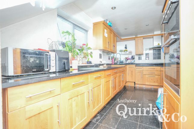 19, Hockley Road, Basildon photo 3