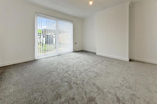 16, Blackberry Farm Close, Hounslow photo 3