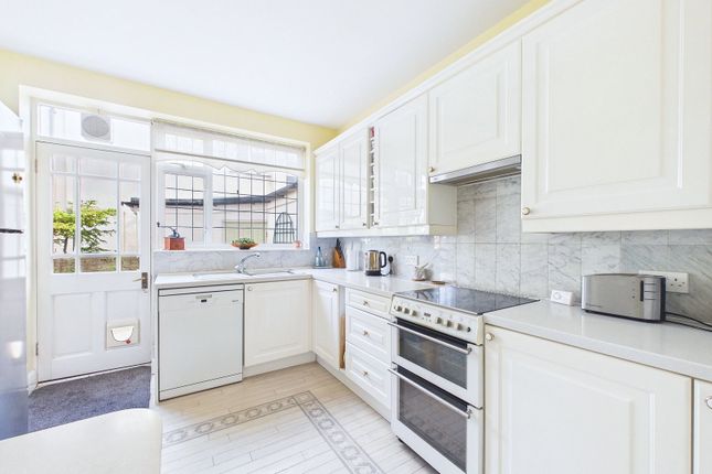 34, Pheasants Way, Rickmansworth photo 2