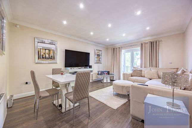 11 Park Grange, Manor Road, Chigwell photo 2