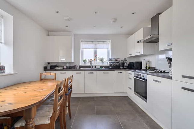 Potter Crescent, Wokingham photo 4