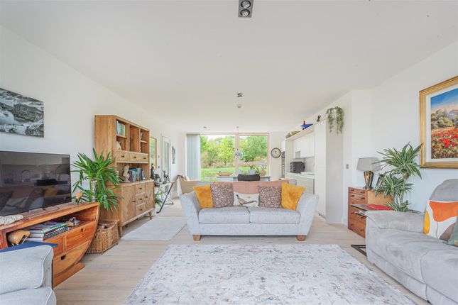 15, Almond Close, Corsham photo 2