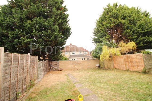 Property for sale in Rosslyn Crescent, Luton