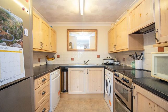 Flat 14, Swallow Court, Clanfield, Waterlooville photo 4