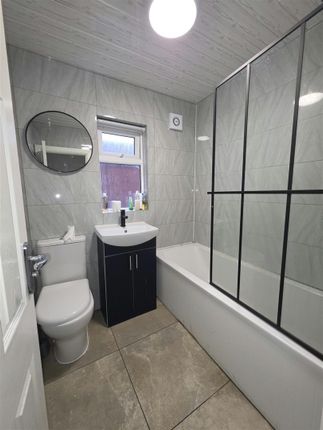 Room 4, 409, Church Road, Bolton photo 5