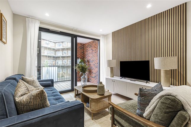 Flat 1, 26, Priests Bridge, London photo 4