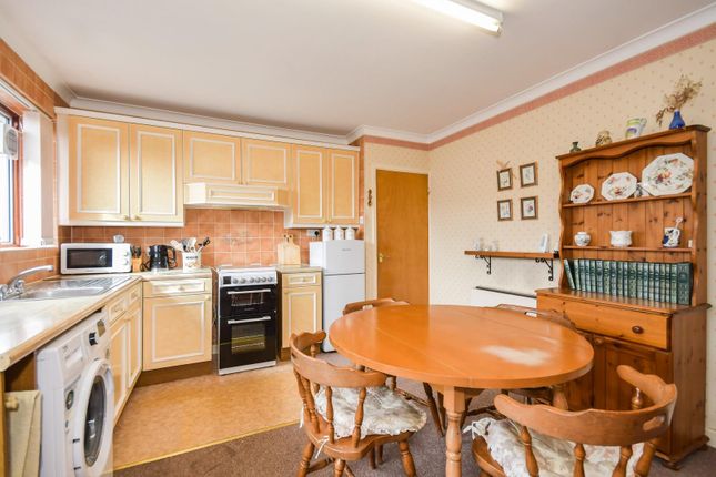 33, Glenwood Crescent, Sheffield photo 3