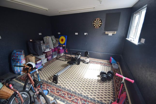 28, Avard Crescent, Eastbourne photo 5