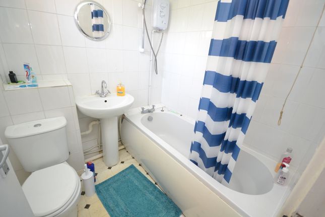 Room 3, 18, Fleming Gardens, Nottingham photo 3