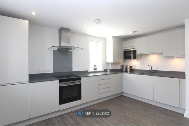 Flat, Hudson House Albany Court, Leigh-On-Sea photo 2