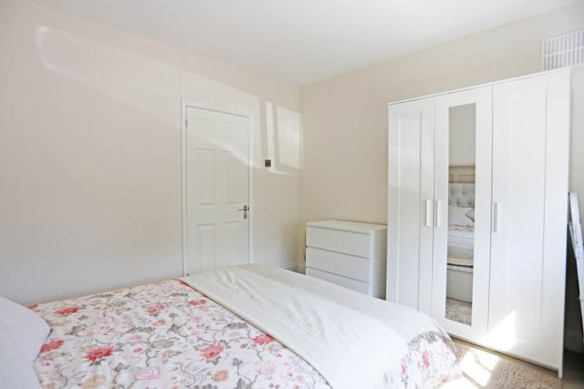 1, Millbrook Gardens, Romford photo 2