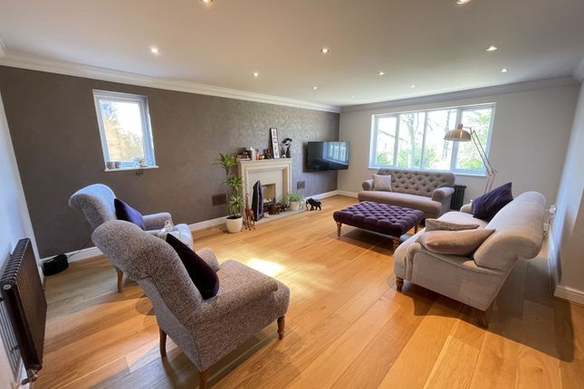 57 Caldecote Gardens, Bushey photo 2