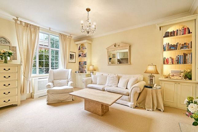 Studio studio on 32, Daver Court, Chelsea, £450,000