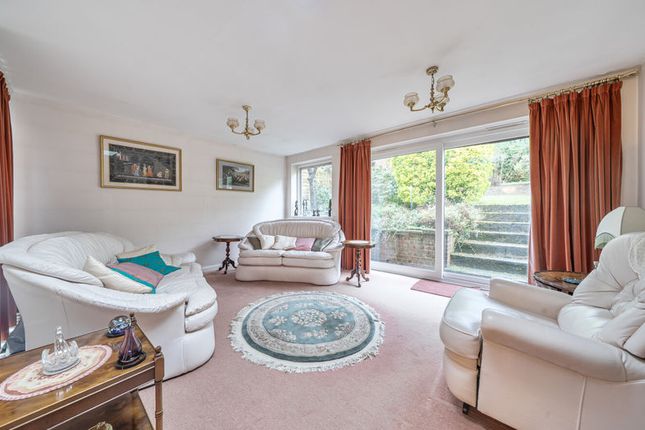 42, Russell Green Close, Purley photo 4