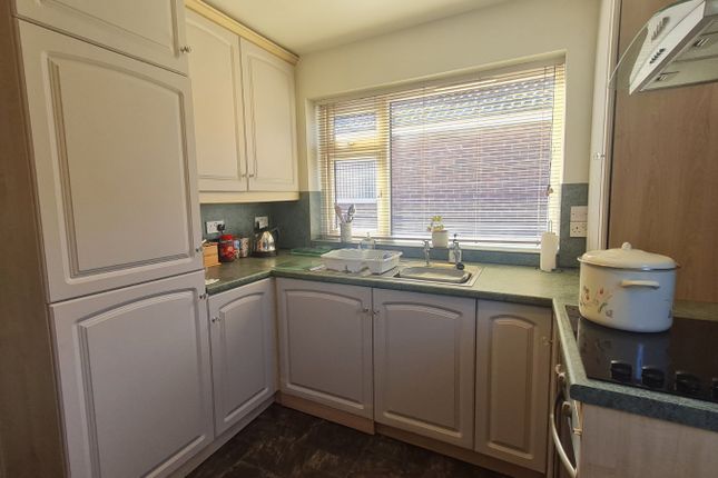 5, Winden Close, Wakefield photo 2