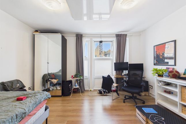 flat B, 232, Bethnal Green Road, London photo 2