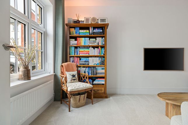 16, Hackett Way, Chichester photo 4