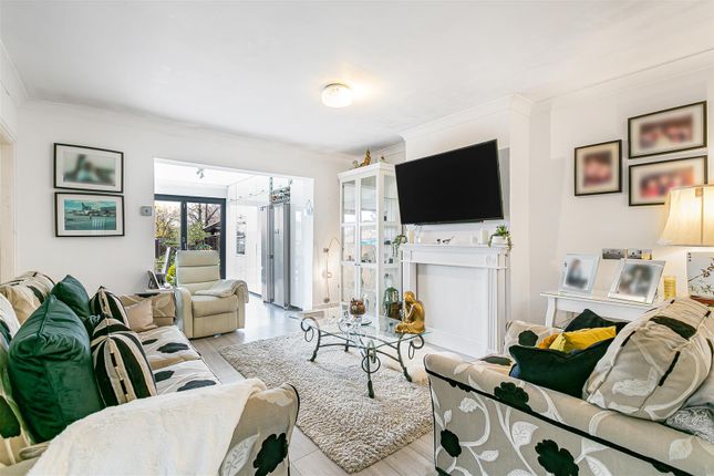 6, Clarkes Avenue, Worcester Park photo 3