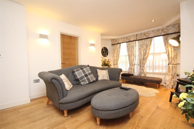 Flat to rent in Hunter Road, Guildford