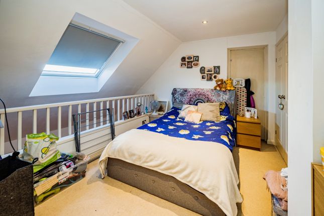Flat for sale in Cobb Close, Slough