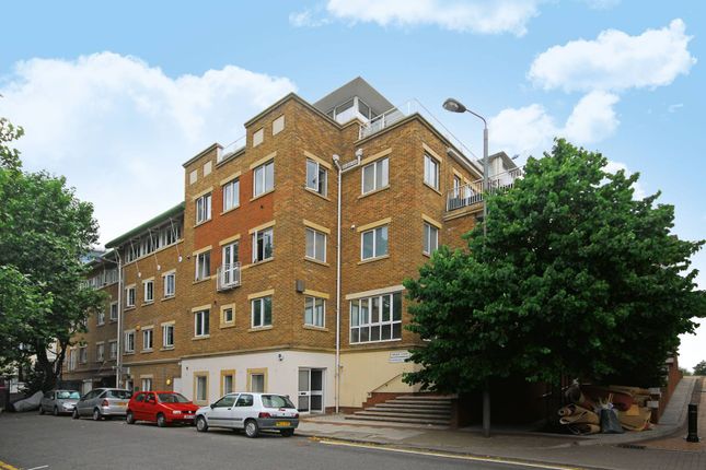 Parking/garage to rent in Mendip Court, Battersea