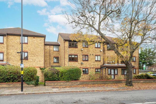 Flat for sale in Popes Lane, Ealing, London