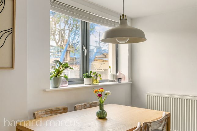 Flat for sale in Peckham Rye, London