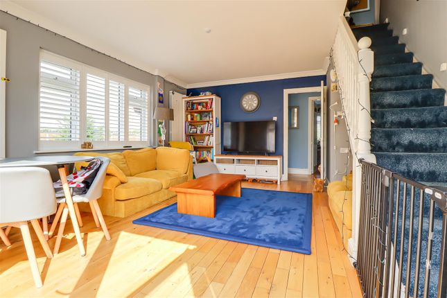 02, Bellhouse Crescent, Leigh-on-Sea photo 3