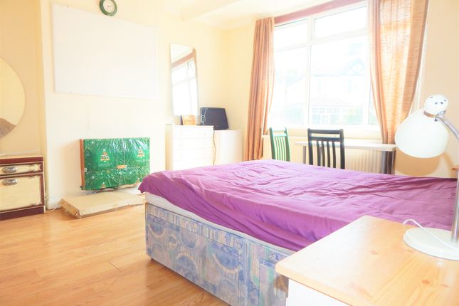 Room to rent in Beaford Grove, London